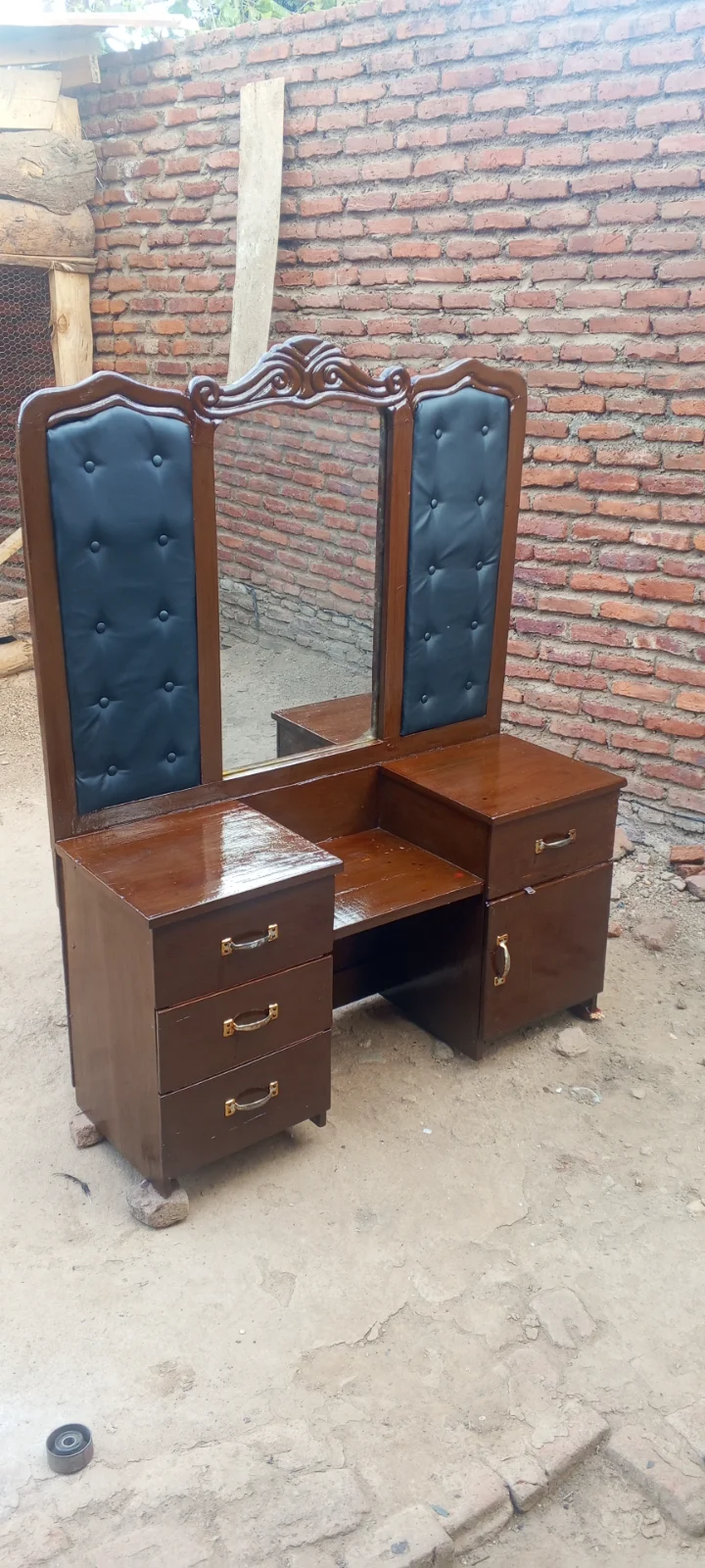 Bed and dressing table  — image 2